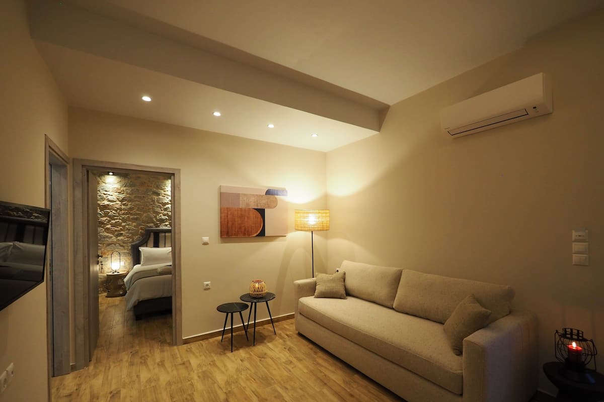 Superior Suite | Bathroom | Combined shower/bathtub, free toiletries, hair dryer, bathrobes