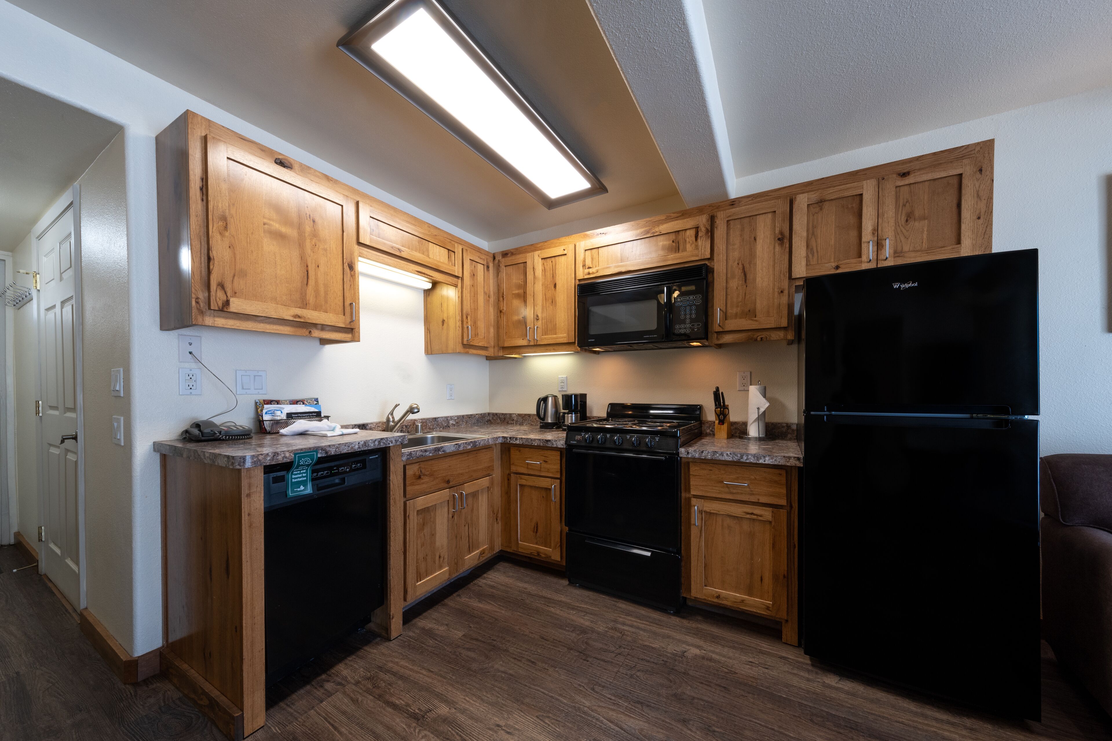 Comfort and Relaxation! Full Kitchen, Private Beach, Outdoor Pool, Free Parking!
