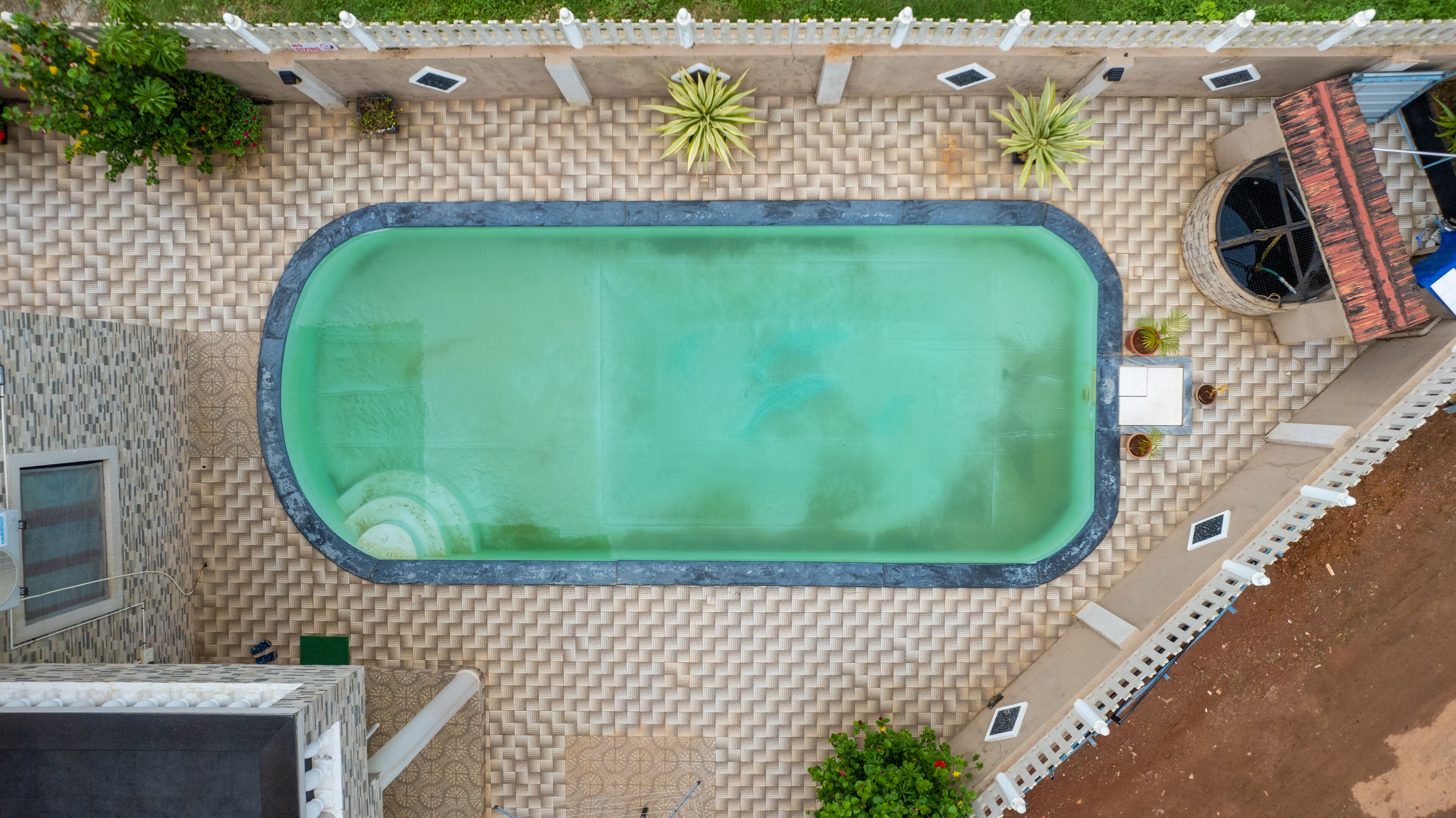 9 outdoor pools