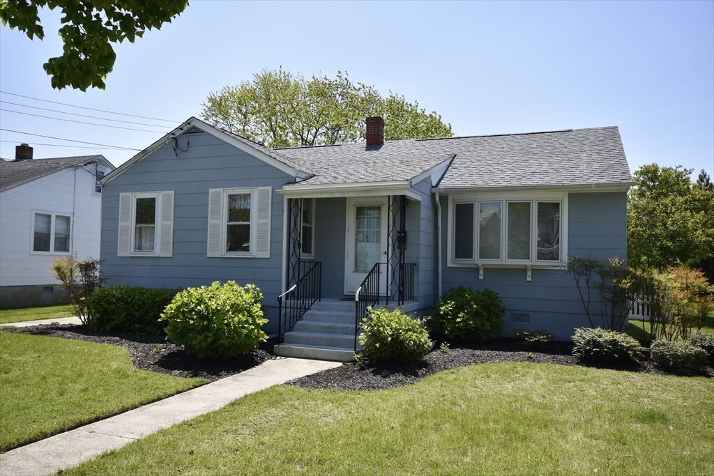 Pet-friendly with fenced yard, 3 short blocks to the beach!