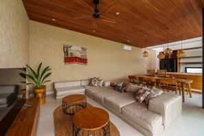 Vila Eksklusif, 3 kamar tidur, kolam renang pribadi | Ruang keluarga | Smart TV 32-inci dengan saluran TV digital