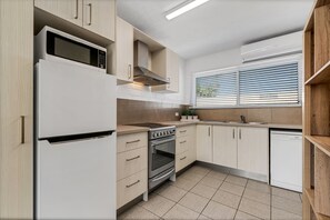 Frigorifero, microonde, forno, piano cottura