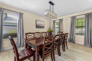 Dining - 5 BR with pool! By shopping, restaurants, Disneyworld, & Universal Studios! (Davenport)