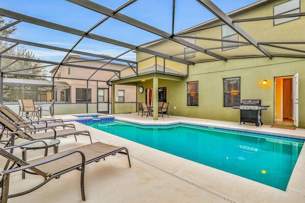 Una piscina al aire libre