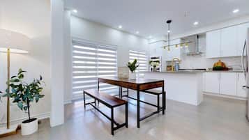Rumah Deluks, 4 kamar tidur | Dapur pribadi | Lemari es besar, microwave, oven, dan kompor