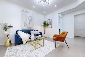 Maison Deluxe, 4 chambres | Coin séjour | Télévision à écran plat, cheminée, services de streaming