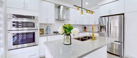 Deluxe House, 4 Bedrooms | Private kitchen | Full-size fridge, microwave, oven, stovetop