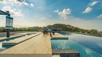2 kolam renang terbuka, kerusi lepak pantai