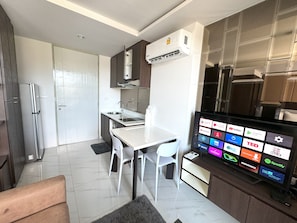 Appartement Confort, vue montagne | Cuisine privée | Grand réfrigérateur, micro-ondes, plaque de cuisson