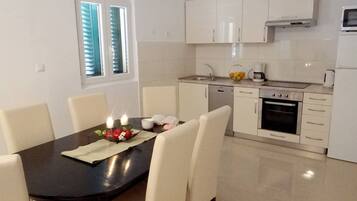 Apartment, 2 Bedrooms, Smoking, Balcony | Dining room