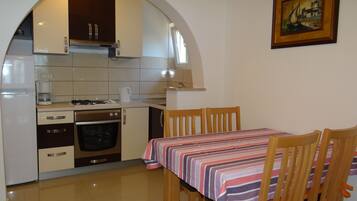 Apartment, 2 Bedrooms, Smoking, Patio | Dining