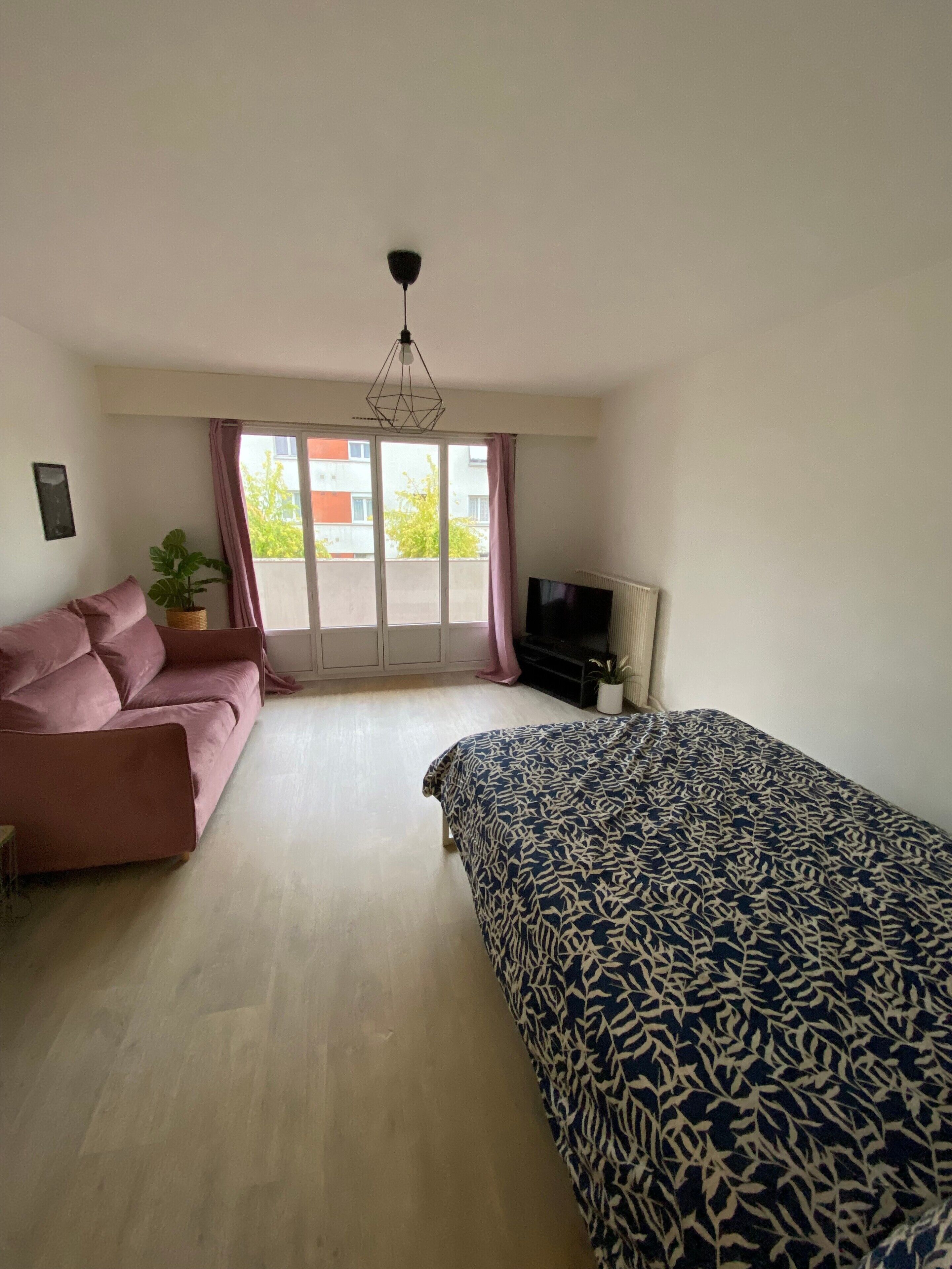 1 habitación, tabla de planchar con plancha, wifi gratis y ropa de cama 