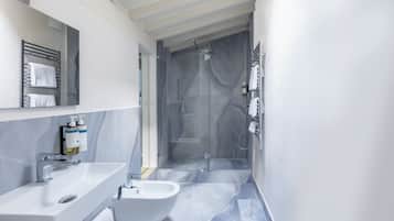 Appartamento Standard, 1 camera da letto | Bagno | Doccia, set di cortesia gratuito, asciugacapelli, asciugamani