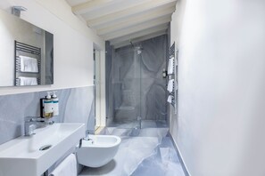 1 Bedroom Apartment, Sofa Bed,No Kitchen | Bathroom | Shower, free toiletries, hair dryer, towels - Numa Florence Felice (Florence)