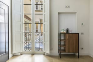 Quarto casal | Cofres nos quartos, berços grátis, Wi-Fi de cortesia, roupa de cama