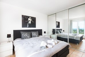 4 bedrooms, iron/ironing board, Internet