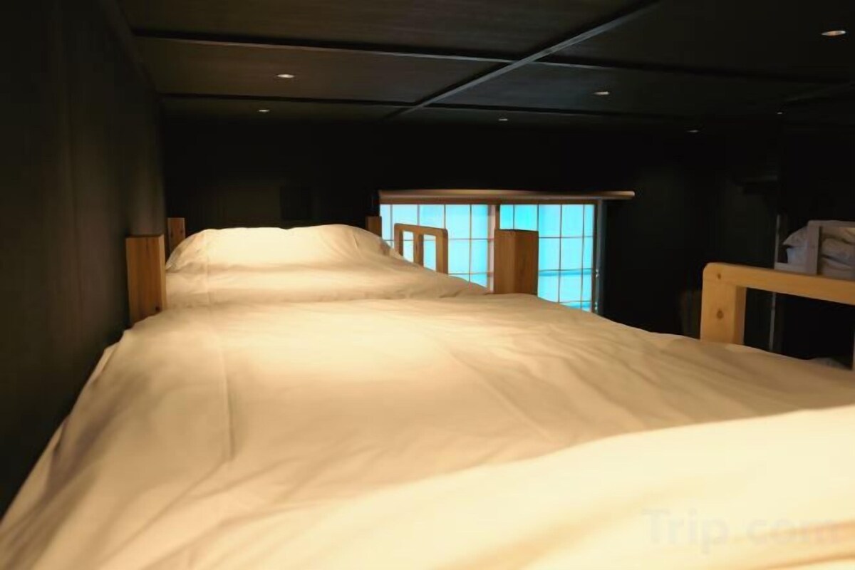 Hypo-allergenic bedding available, down comforters, in-room safe, desk