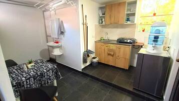 Refrigerador, parrilla de estufa, cafetera y tetera y tetera eléctrica