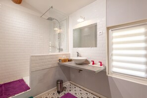 Dusche, kostenlose Toilettenartikel, Haartrockner, Handtücher