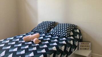 3 habitaciones, tabla de planchar con plancha, wifi y ropa de cama