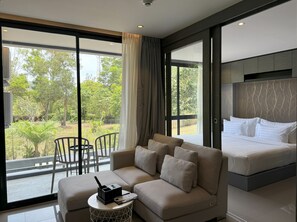 Comfort-lejlighed | Opholdsområde | 42-tommers smart-tv med kabelkanaler