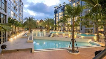 2 outdoor pools, pool loungers