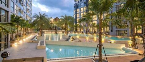 2 piscines extérieures, chaises longues