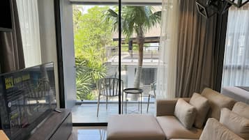 Deluxe Apartment, 1 Queen Bed | Living area