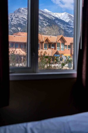 Interior - Mountain view walk to all in Canmore Canada (Canmore)