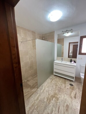 Doccia, asciugacapelli, bidet, asciugamani