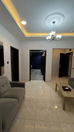 Apartemen Keluarga | Area keluarga | Televisi layar datar 65-inci dengan saluran TV satelit dan perapian