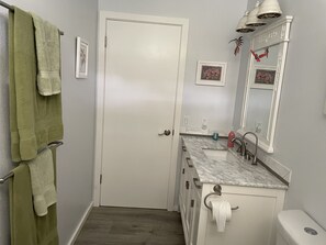 Ducha, secador de pelo, toallas, jabón