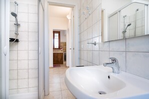 Een douche, een haardroger, handdoeken
