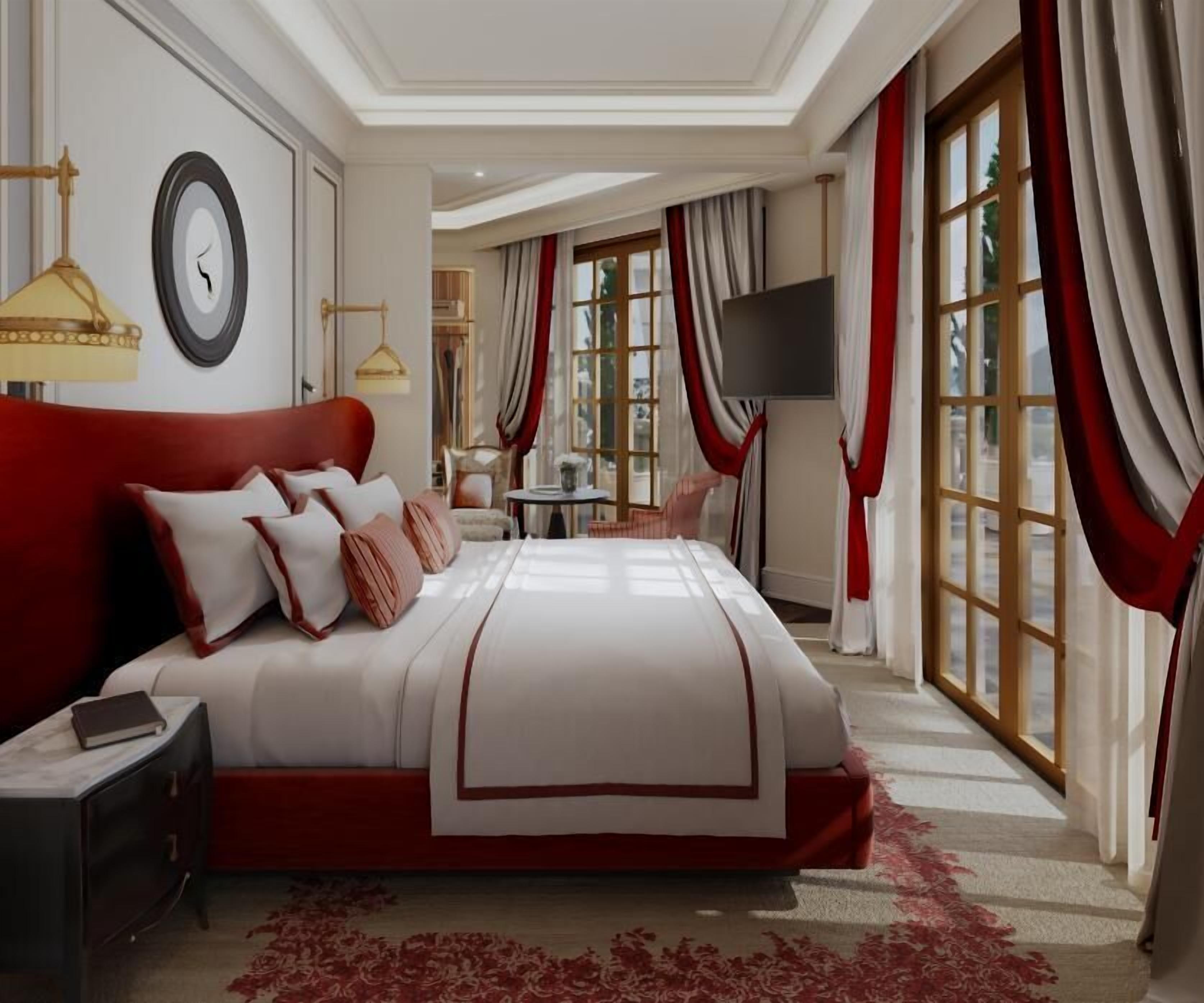 Een ruime slaapkamer met een groot bed, nachtkastje, televisie en raam met gordijnen.