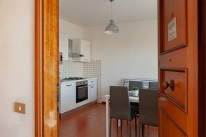 Fridge, oven, stovetop, coffee/tea maker