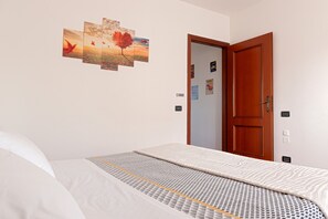 1 sovrum, strykjärn/strykbräda och sängkläder