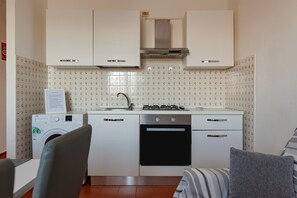 Kylskåp, ugn, spishäll och kaffe- och tebryggare