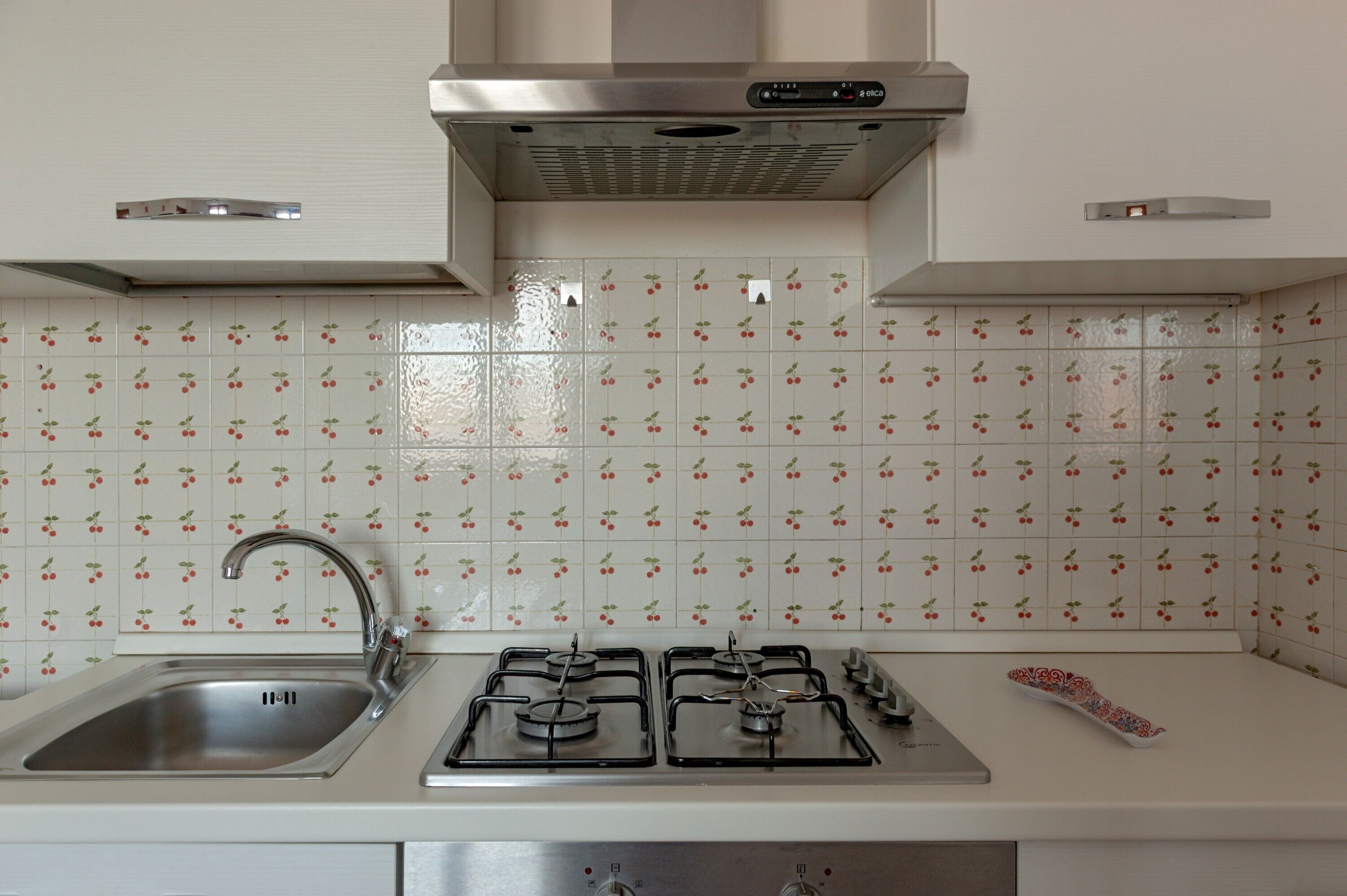 Fridge, oven, stovetop, coffee/tea maker