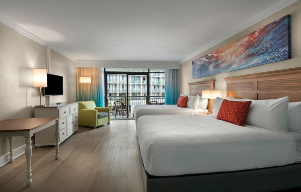 Quarto de hotel com duas camas, uma escrivaninha, uma cadeira, uma TV e uma janela grande com vista para edifícios.