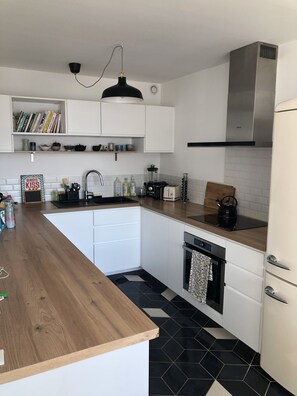 Fridge, oven, stovetop, dishwasher - Appartement Lumineux Entre le Canal St Martin et le Canal de L'ourcq (Paris)
