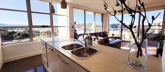 Your Luxurious Wollongong Getaway! High end CBD apartment with city views