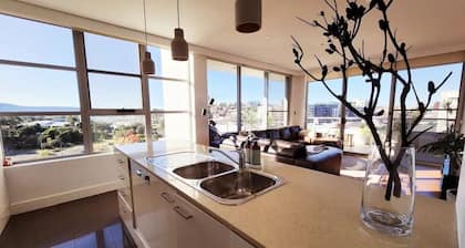 Your Luxurious Wollongong Getaway! High end CBD apartment with city views