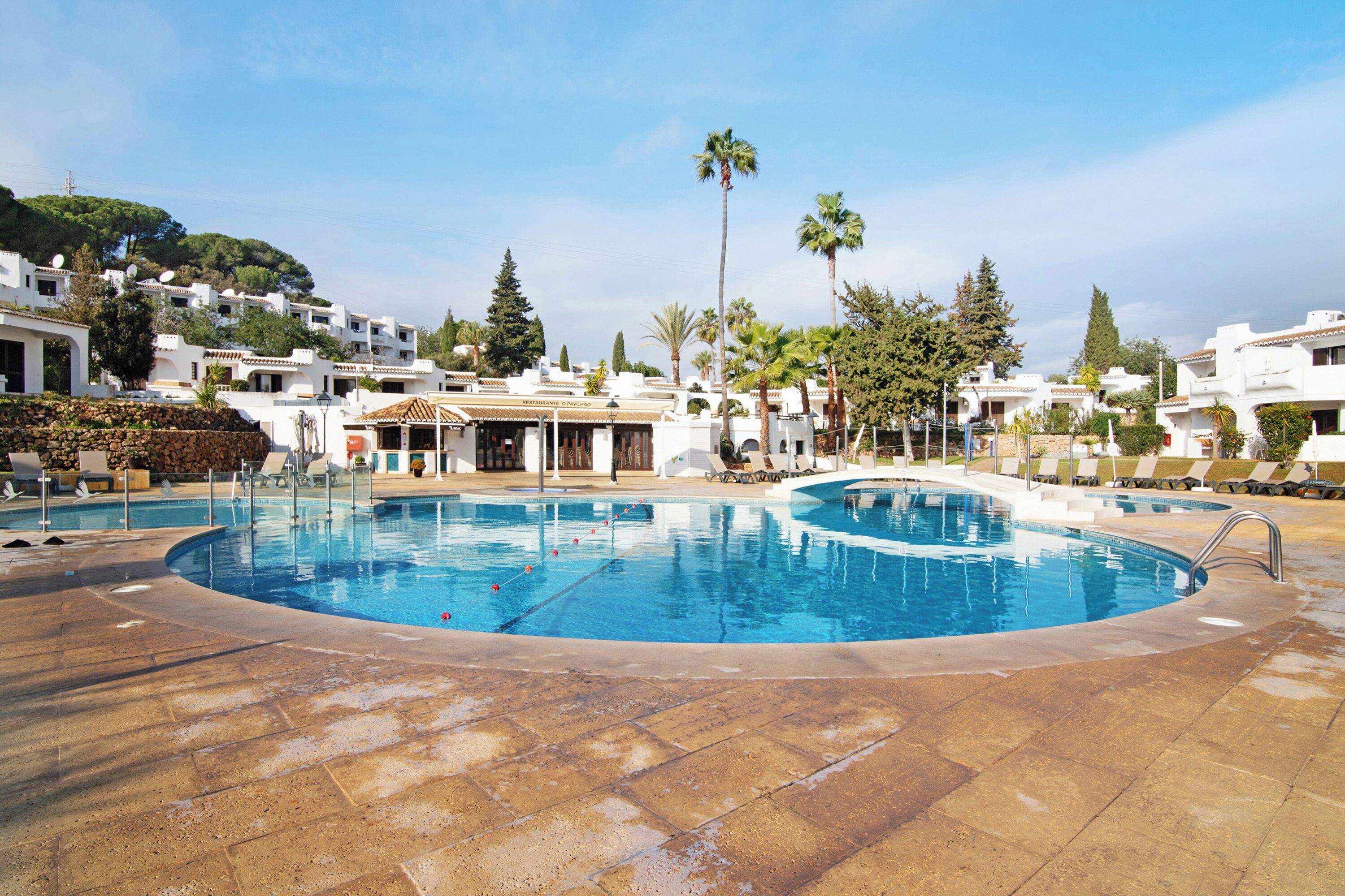 Lämmitetty uima-allas