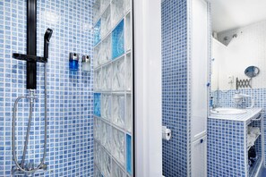 Dusche, Haartrockner, Handtücher