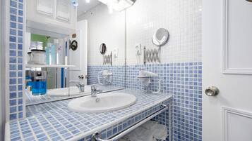Ducha, secador de pelo y toallas