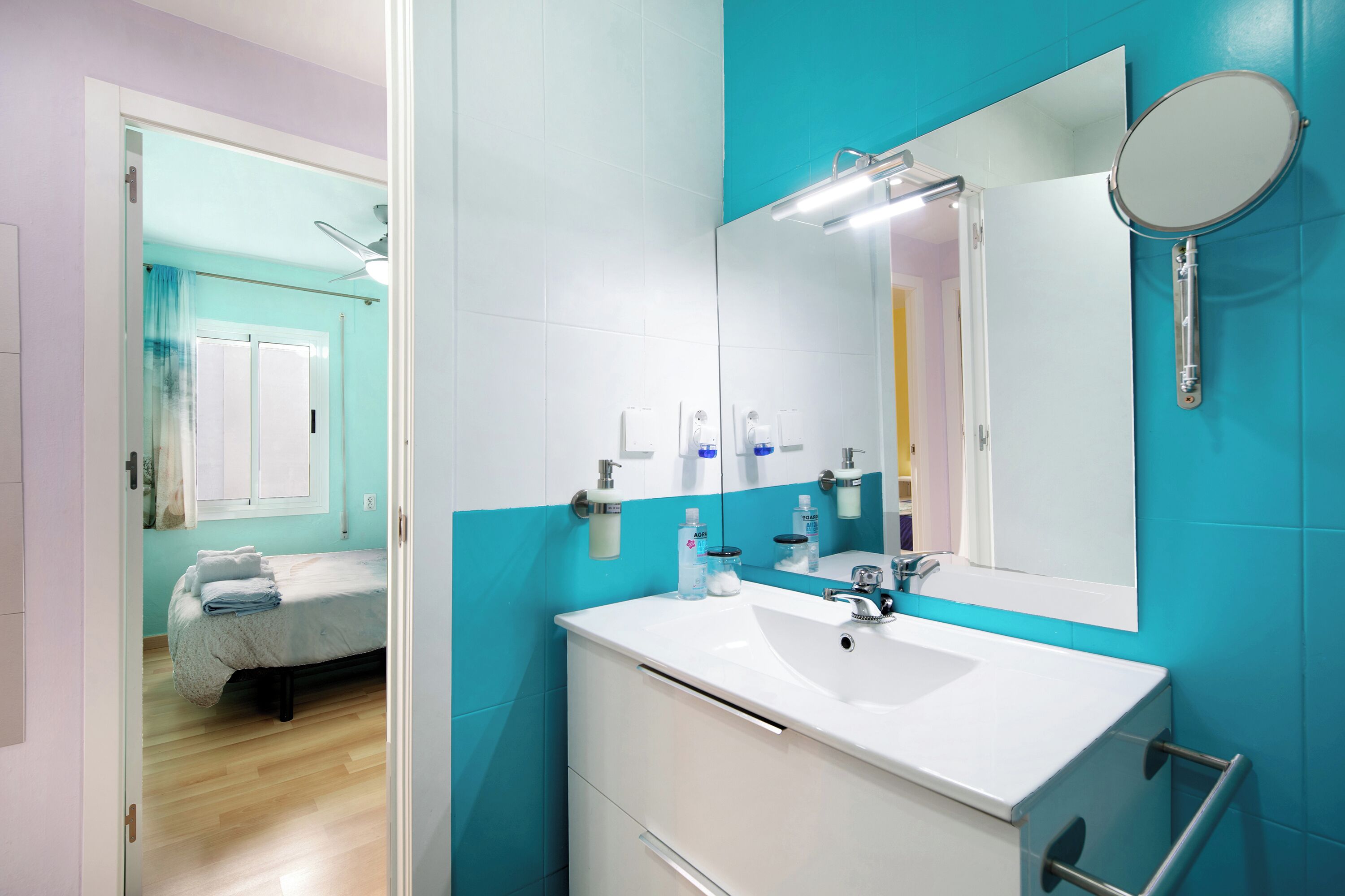 Dusj, hårføner og håndklær