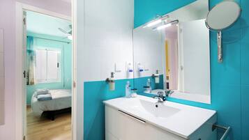 Dusj, hårføner og håndklær