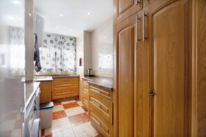 Kjøleskap, mikrobølgeovn, kokeplater og oppvaskmaskin