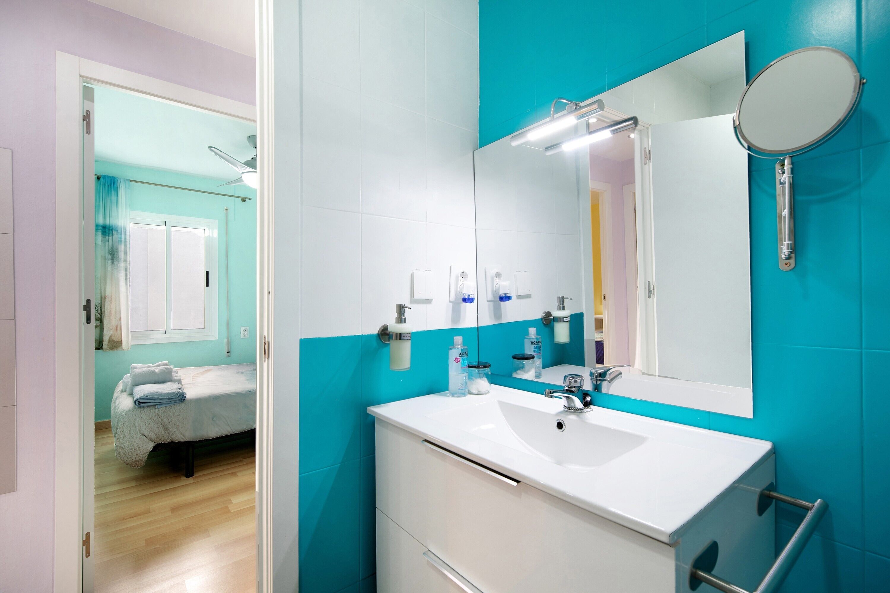 Suihku, hiustenkuivaaja, pyyhkeet