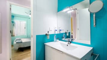 Ducha, secador de pelo, toallas